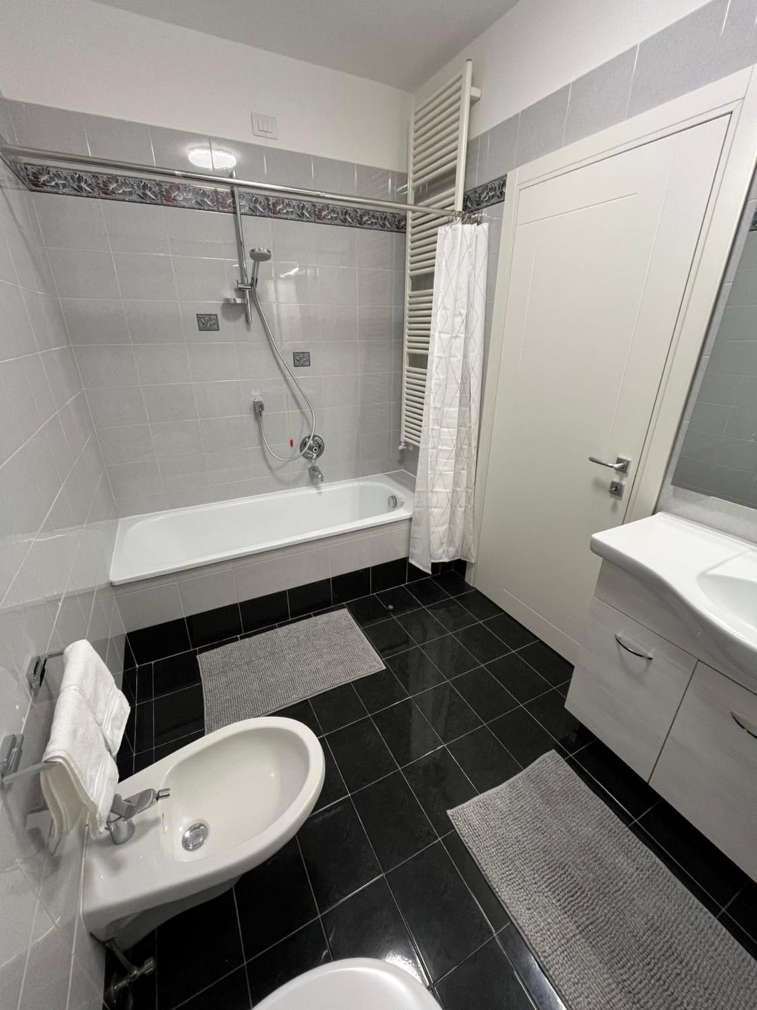 B&B Alessandro Private Room & Bathroom In Shared Apartment Arco Exterior photo